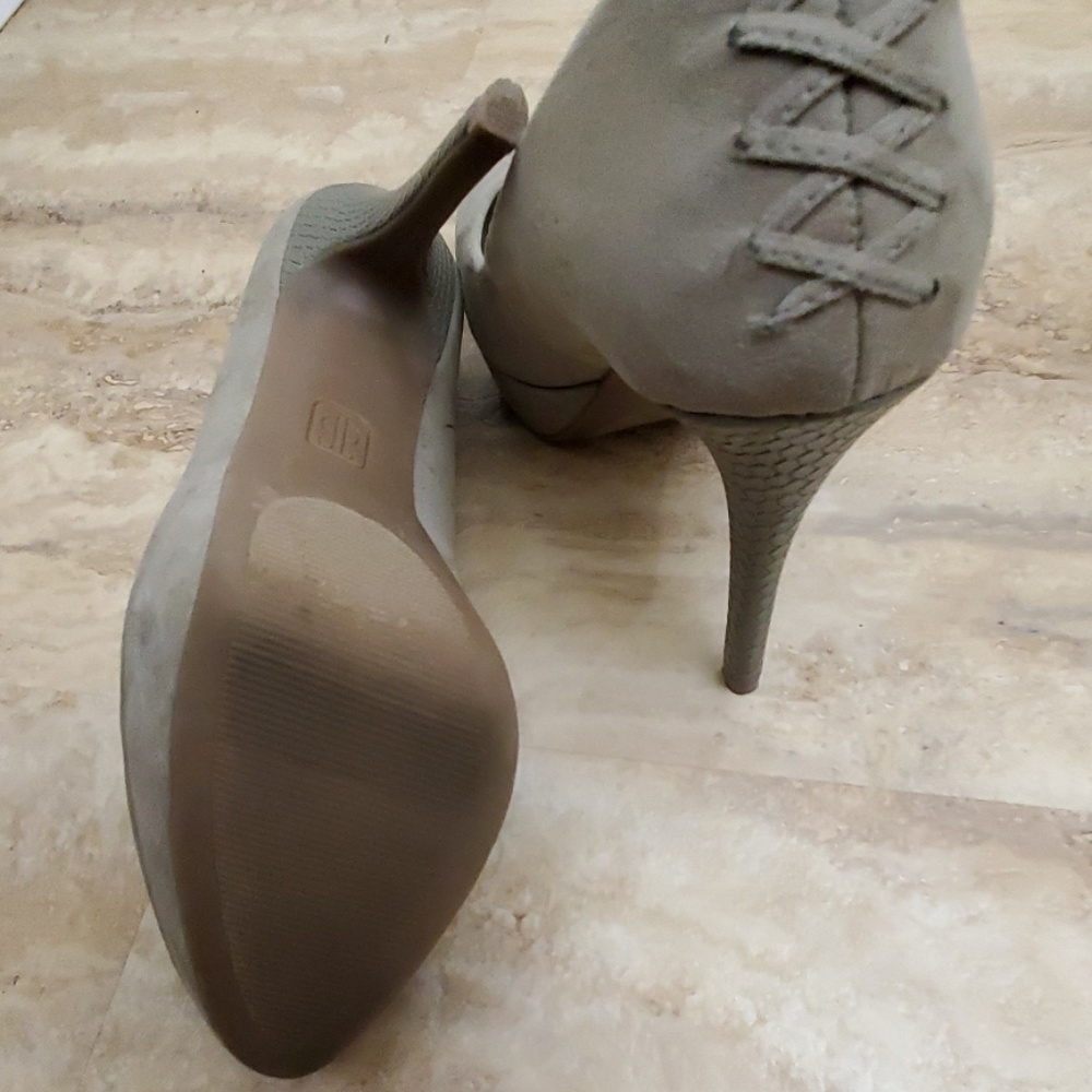 Pumps - Picture 3 of 6